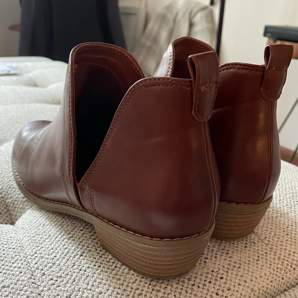 Universal Thread Boots (Size 9) - image 3